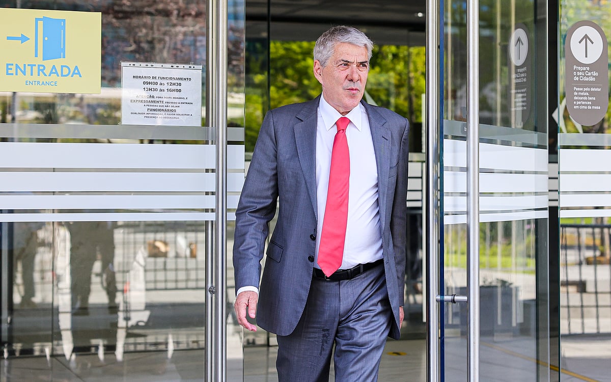 Julgamento Suspenso para Sócrates Escolher Advogado