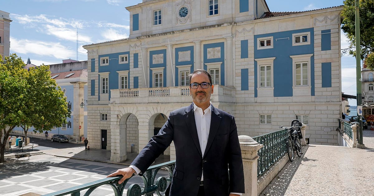 André Moz Caldas lidera Assembleia Municipal de Lisboa: “Não esperem que dê puxões de orelhas a Moedas” - Diário de Notícias