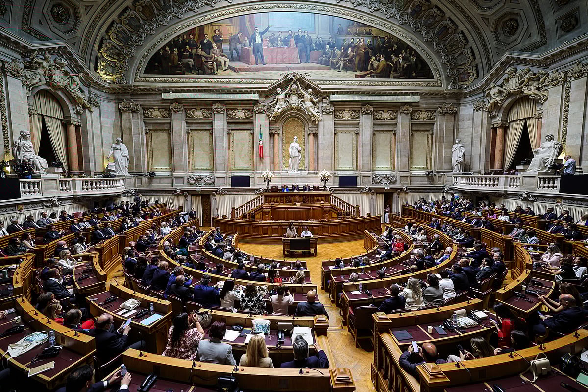 Orçamento do Estado aprovado com abstenção do PS e voto contra da restante oposição