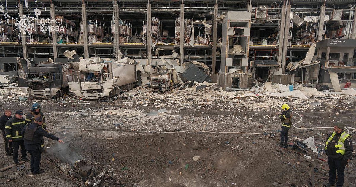 Ataque russo a Kiev faz seis mortos. "Putin deu a sua resposta terrorista às propostas de paz dos EUA"