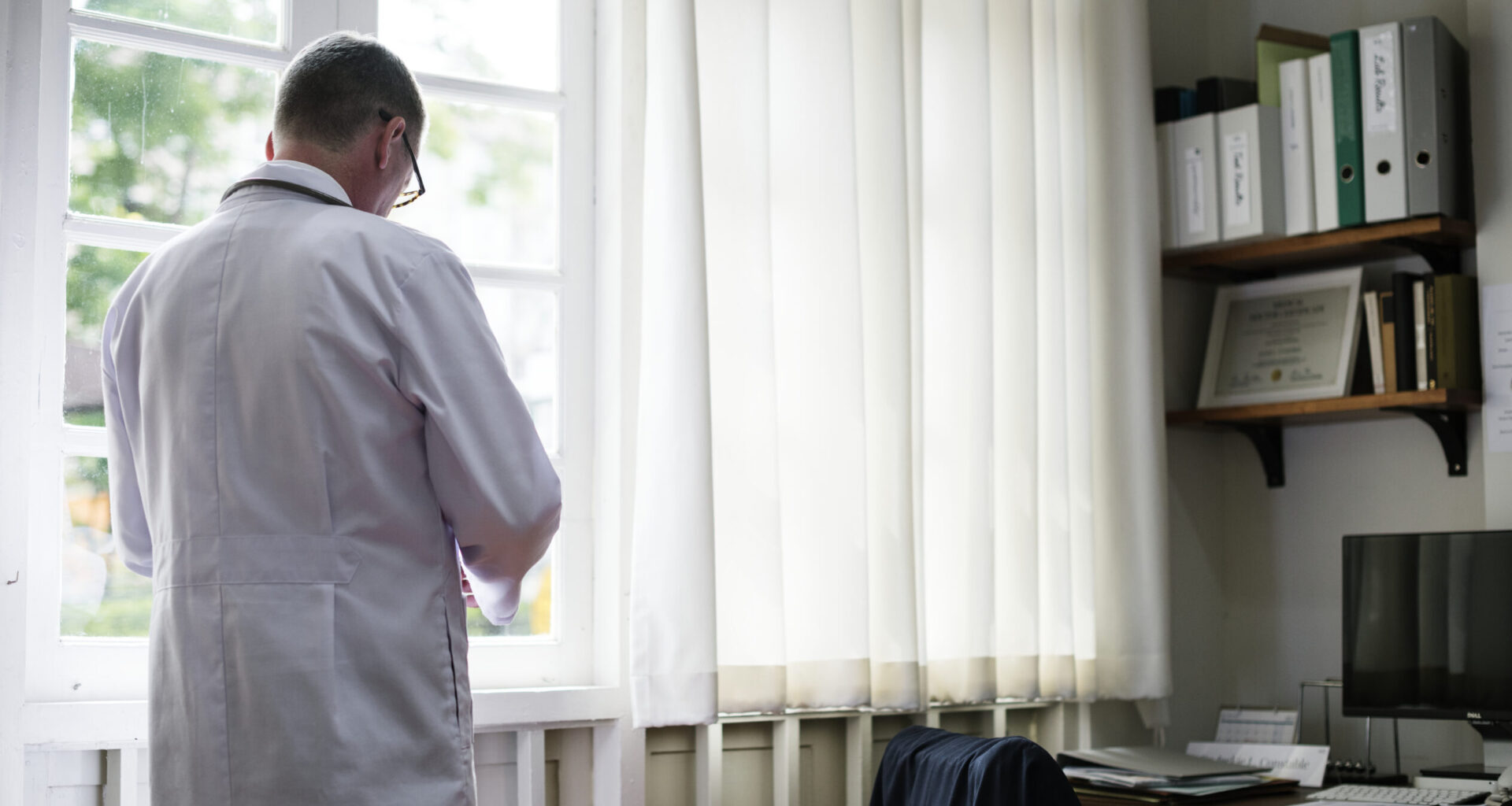 Enfermeiro fez-se passar pela mãe para receber a pensão: dinheiro 'caiu' na conta todos os meses até este dia