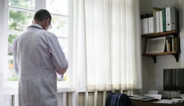 Enfermeiro fez-se passar pela mãe para receber a pensão: dinheiro 'caiu' na conta todos os meses até este dia