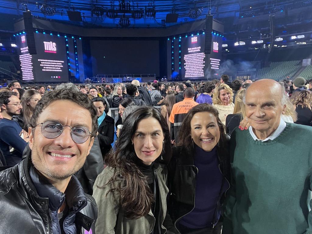 Drauzio Varella com a filha, Mariana, e os enteados, filhos de Regina Braga - Foto: Reprodução / Instagram @marifvarella 