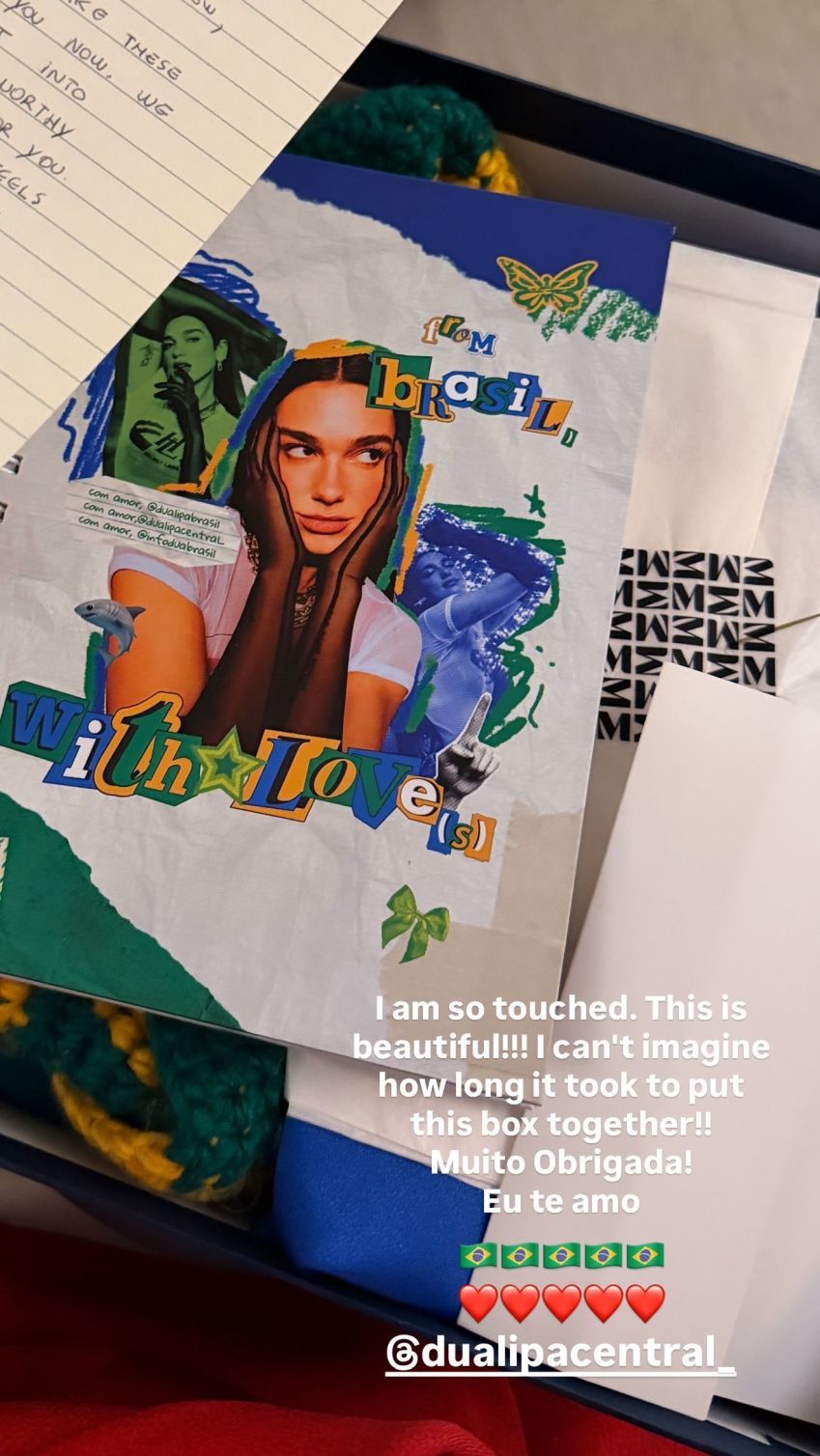Dua Lipa recebe caixa de presentes de fãs antes de fazer show em São Paulo • Instagram/Dua Lipa
