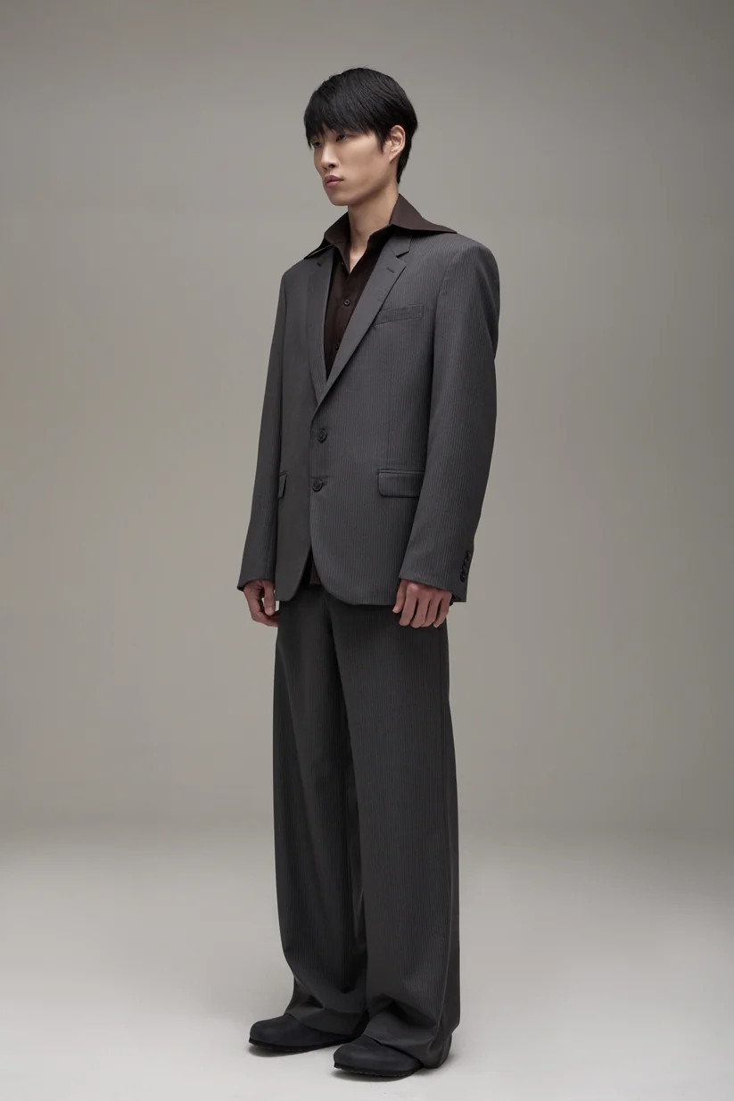 Calça de alfaiataria com proposta de cintura baixa, confeccionada em lã importada, custa R$ 1.990,00 — Foto: Divulgação