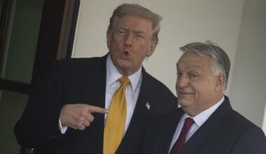 Trump dá à Hungria um ano para continuar a comprar petróleo russo