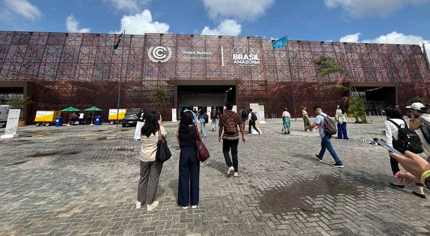 Impasse na COP30. Choque entre Europa e países árabes sobre combustíveis fósseis obriga a dia extra