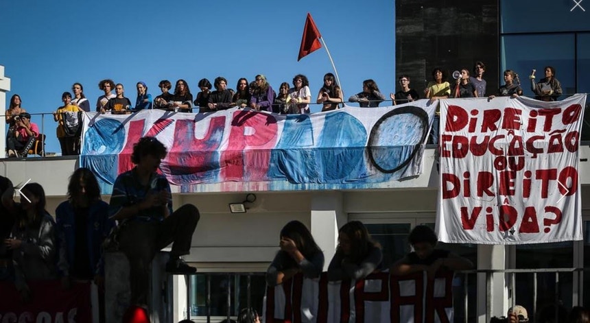 Protesto pelo clima. Dezenas de ativistas na escola artística António Arroio