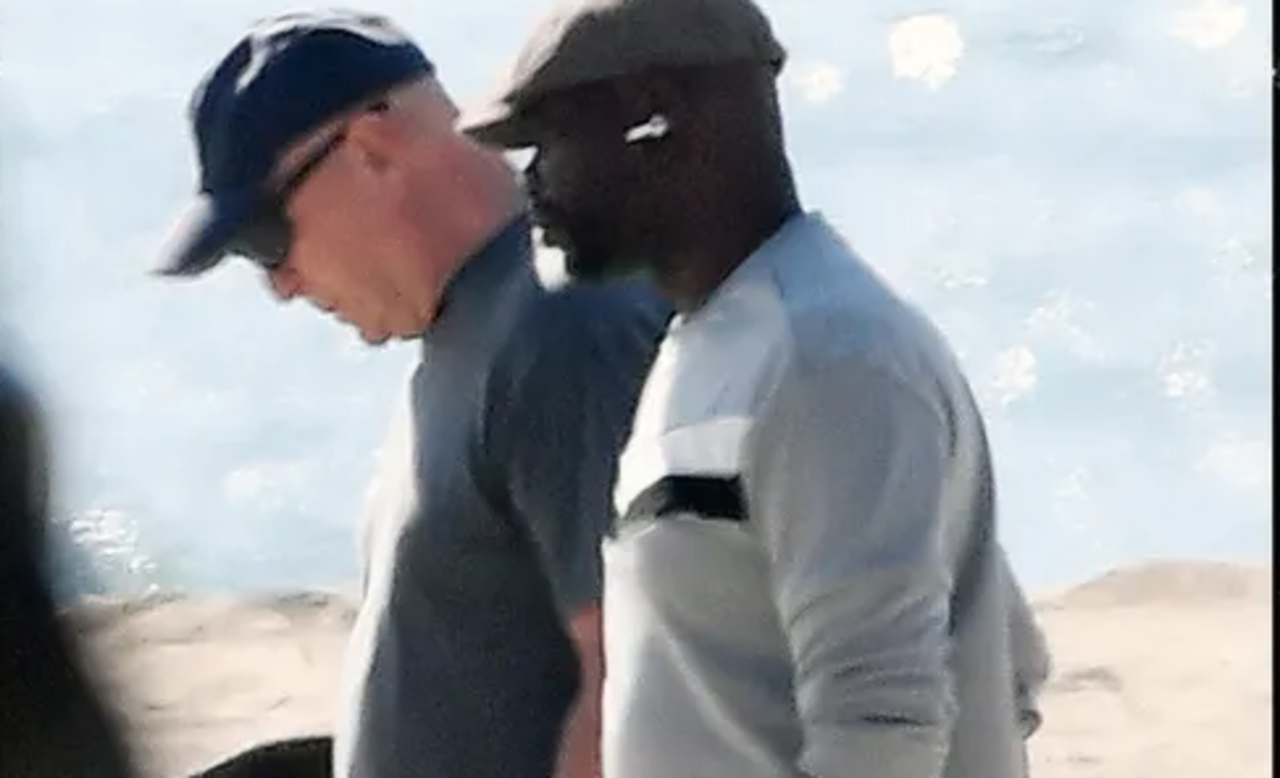 Bruce Willis é visto na praia após diagnóstico de demência