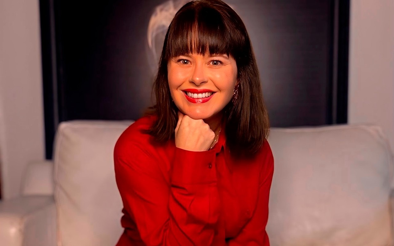 Atriz Mari Bridi se constrange com pergunta íntima no Encontro