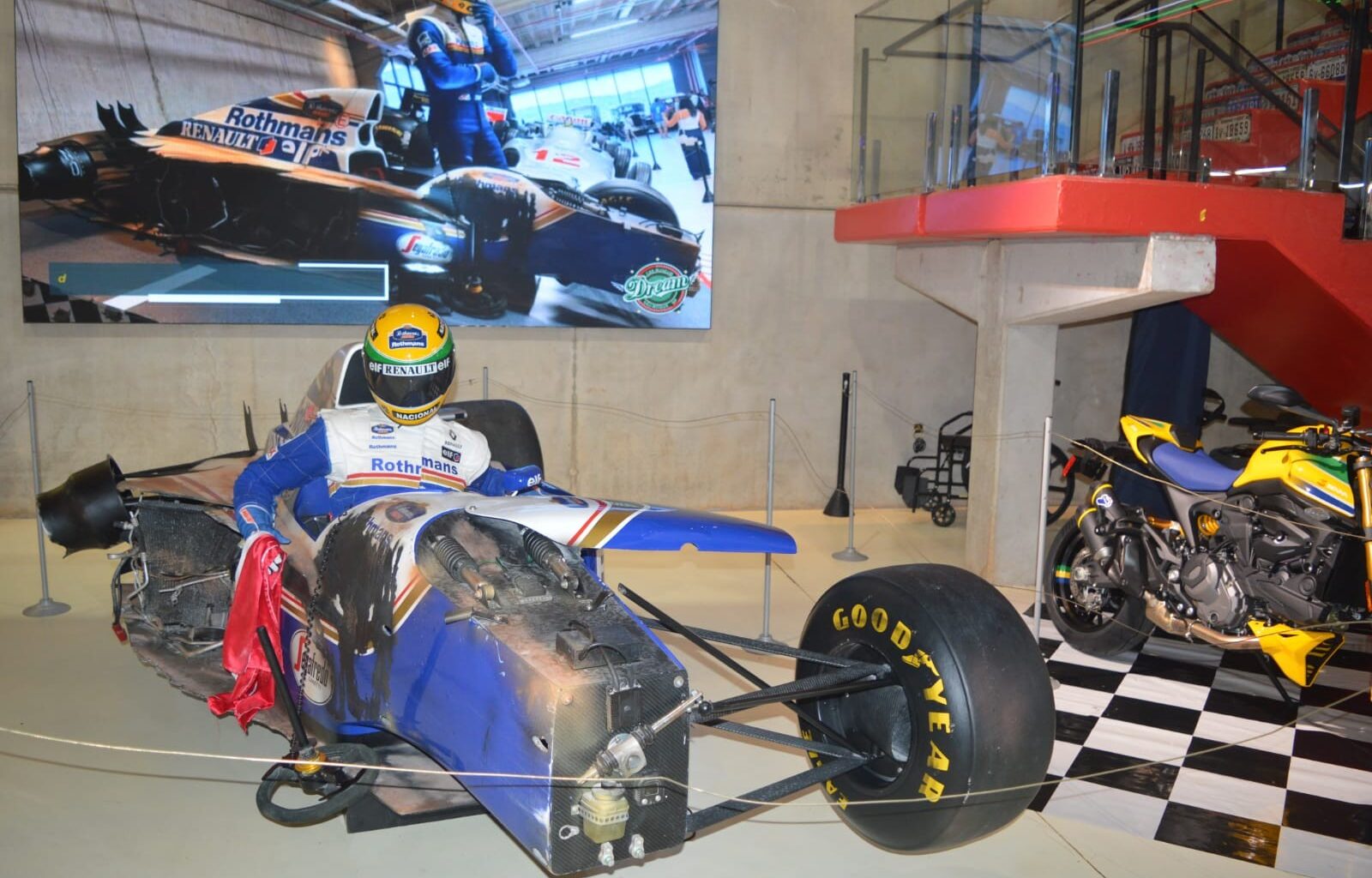 Escultura que imagina final alternativo para Ayrton Senna é atração em parque de São Roque - G1