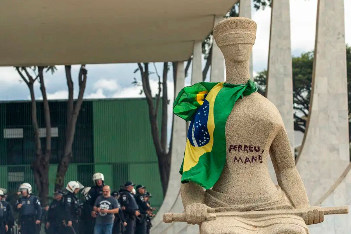 Cabeleireira pichou "Perdeu, mané"