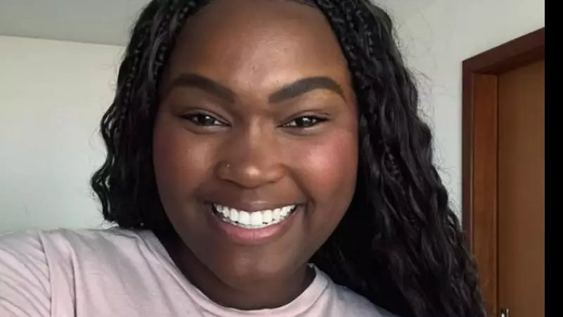 Ex-BBB volta a vender doces na internet e ataca haters: 'você é burro'