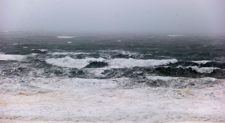 Agitação marítima. Todos os distritos costeiros sob aviso laranja