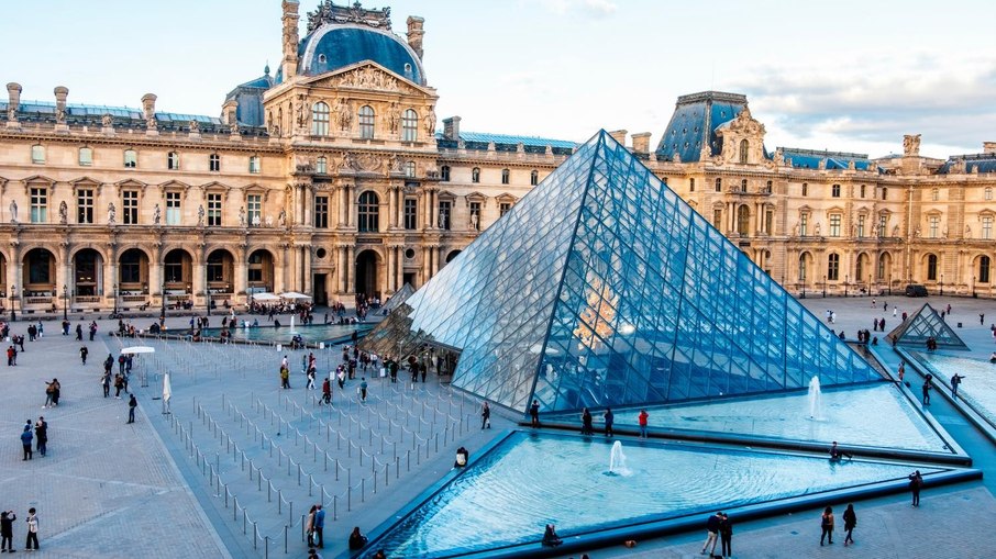 Joias foram roubadas do Museu do Louvre em 19 de outubro