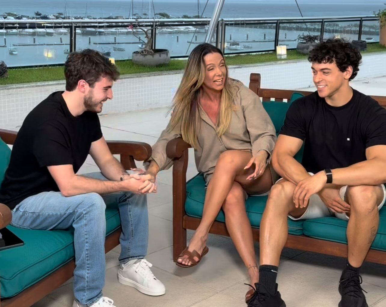 Filho de Gugu grava quadro do “Domingo Espetacular” com Carla Perez e Victor Alexandre em Salvador