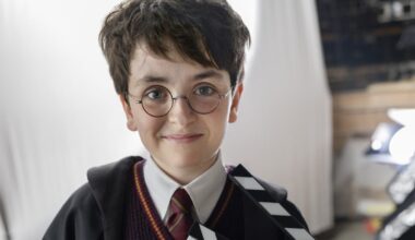 Novas imagens da série de Harry Potter revelam vestes coloridas e uma Madam Hooch de fato de treino