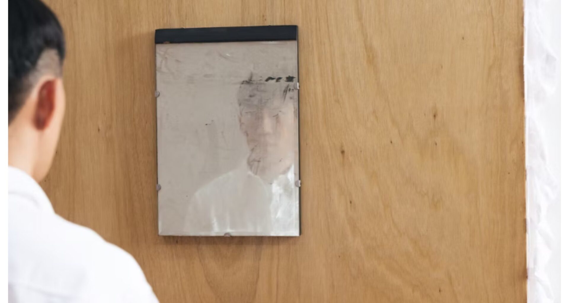 Voluntário de museu danifica obra de arte após tentar limpar espelho - G1