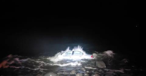 Jovem de 20 anos saiu ileso de despiste que atirou viatura à água na Praia Formosa