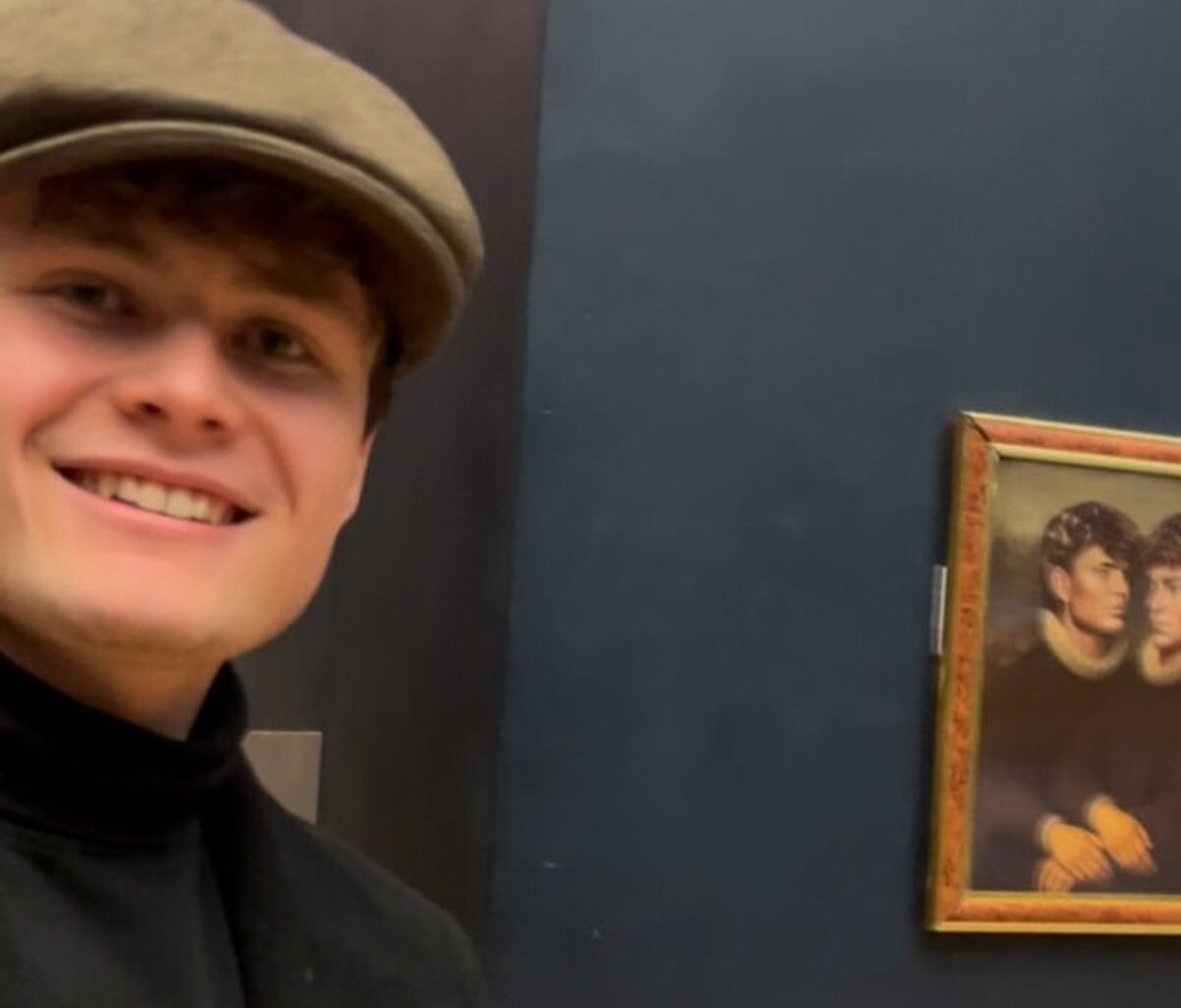 Em mais uma falha de segurança, influenciadores colocam pintura no Louvre em pegadinha; veja vídeo