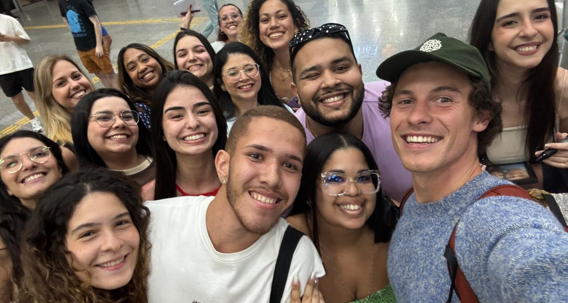 Shawn Mendes volta ao Rio de Janeiro após temporada em Salvador fala português com fãs; assista
