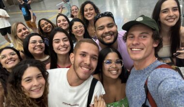 Shawn Mendes volta ao Rio de Janeiro após temporada em Salvador fala português com fãs; assista