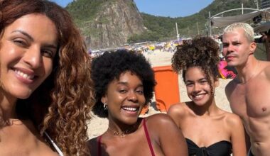 Gabriela Loran, Luiza Rosa, Alana Cabral e Vinicius Teixeira posam juntos em praia do Rio
