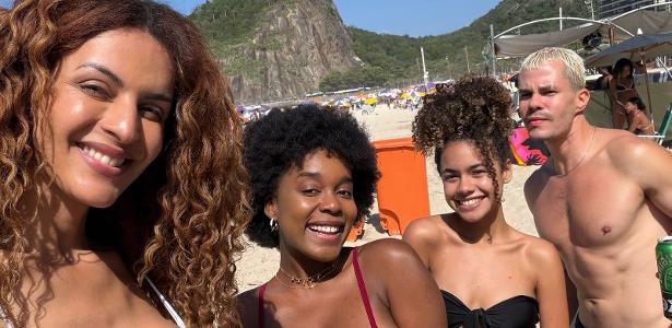 Gabriela Loran, Luiza Rosa, Alana Cabral e Vinicius Teixeira posam juntos em praia do Rio