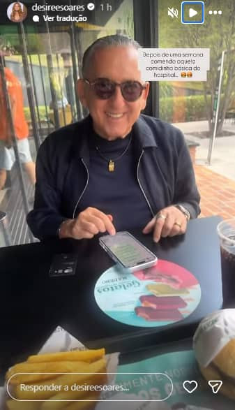 Print de Story de Galvão Bueno sentado à mesa de hamburgueria