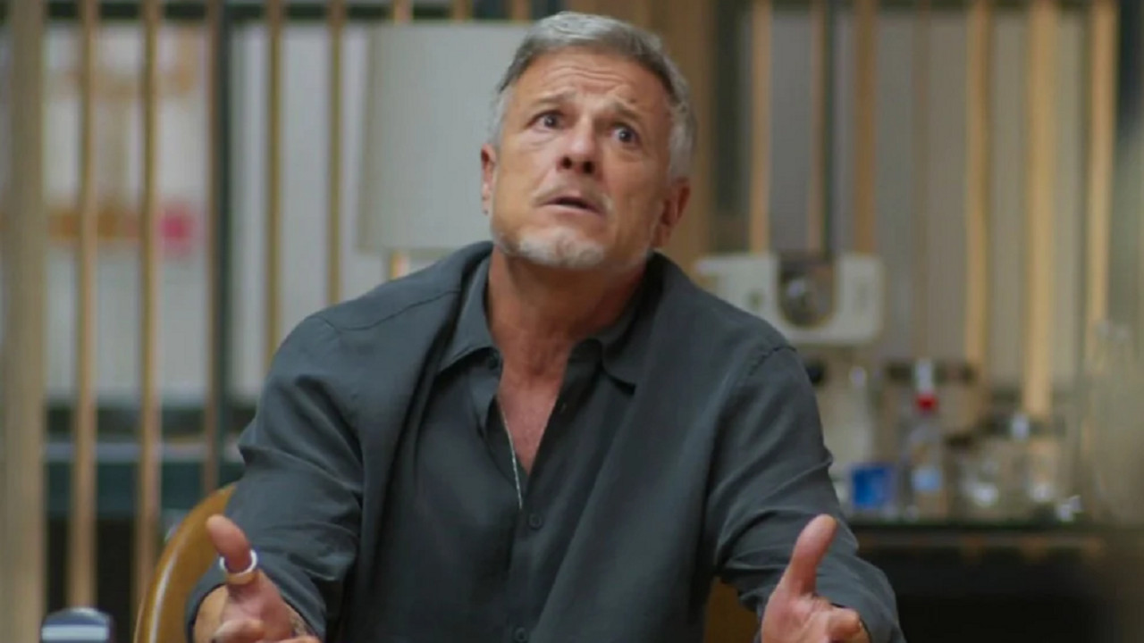 Jaques recebe alerta sobre Leo e Filipa e fica em pânico