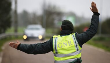 Em Espanha é legal, mas dá multa em Portugal: muitos condutores estão a usar este dispositivo na estrada e pode sair caro