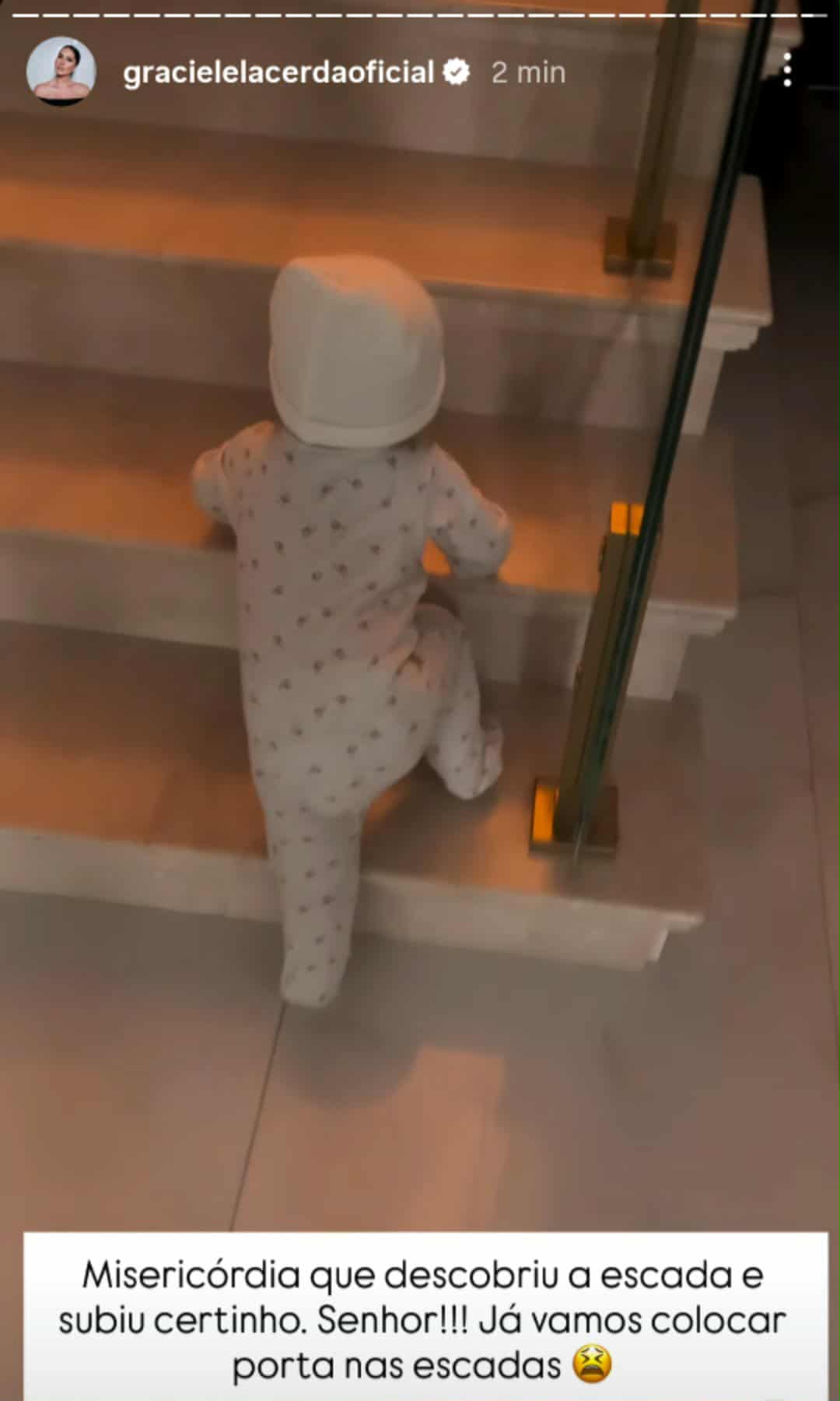 Graciele Lacerda mostra a filha subindo a escada de casa - Foto: @gracielelacerdaoficial