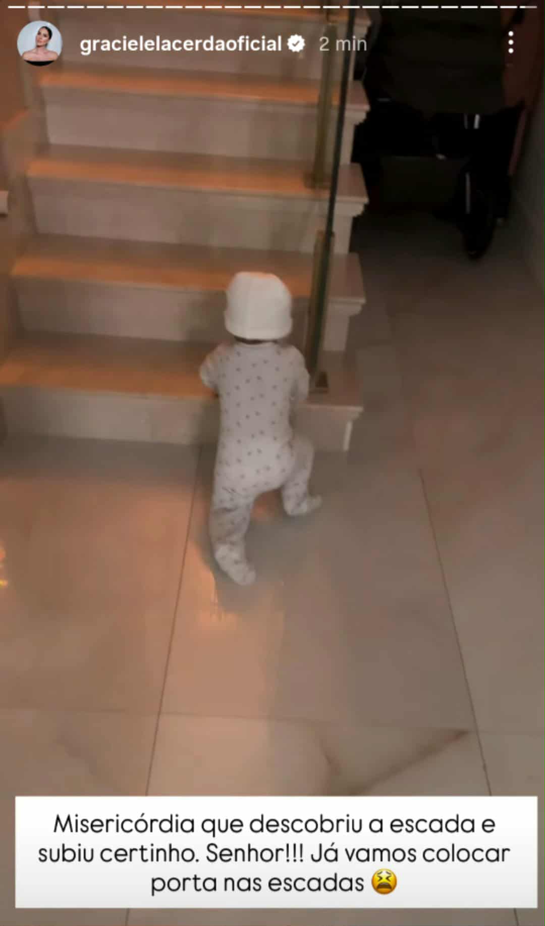 Graciele Lacerda mostra a filha subindo a escada de casa - Foto: @gracielelacerdaoficial