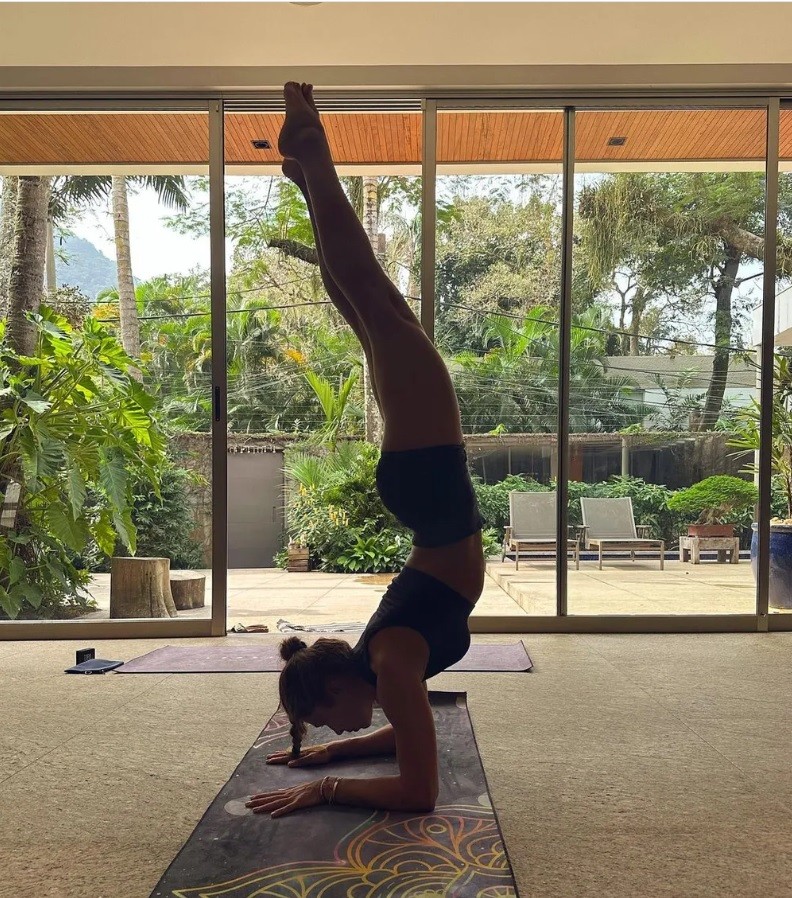 Grazi costuma fazer ioga em casa. Ao fundo, a área verde— Foto: Reprodução/Instagram