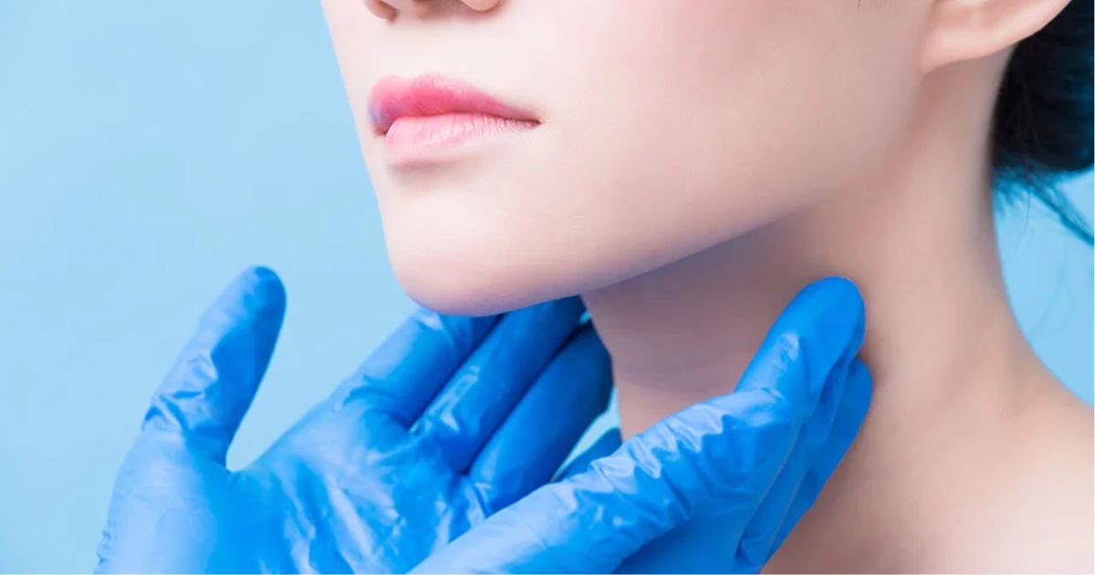 A falta de hormônios reduz o ritmo do metabolismo e favorece a retenção de líquidos, o que pode levar ao aumento discreto na balança