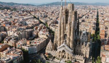 Igreja demorou mais de 140 anos para ser construída, com arquitetura neo-gótica e modernista, tem mais de 172,5 metros de altura e encanta todo mundo que conhece