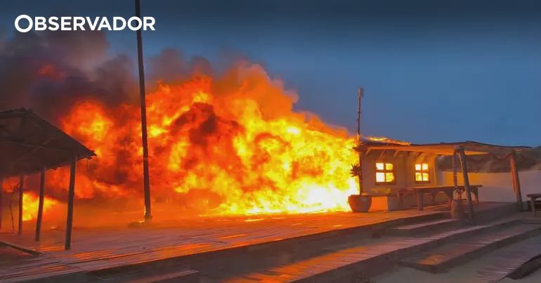 Costa da Caparica. Bar na praia destruído por incêndio – Observador