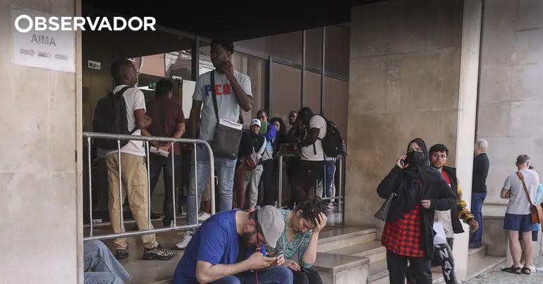 Grupo criminoso pedia 20 mil euros por "pack de legalização" – Observador