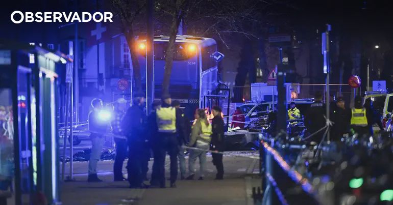 Autocarro choca com paragem em Estocolmo e faz três mortos – Observador