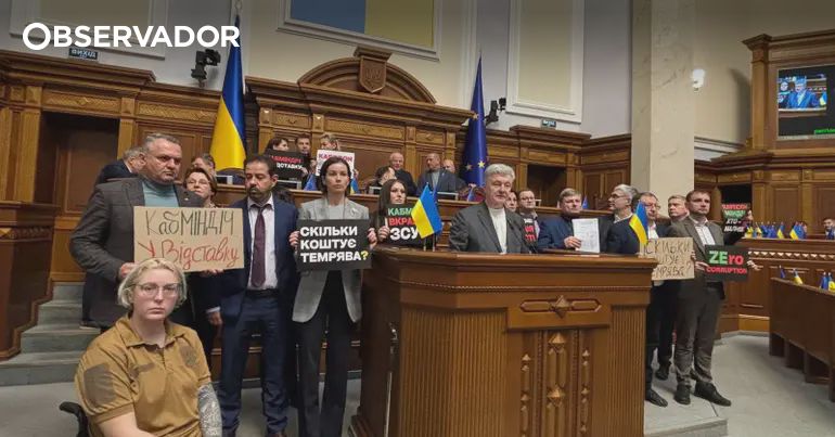 Ucrânia. Oposição bloqueia demissão e exige queda do governo – Observador