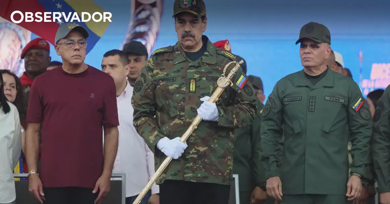 Maduro exibe espada de Simón Bolívar em marcha em Caracas – Observador