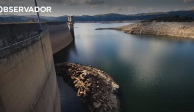 Solar flutuante no Alto Rabagão com luz verde ambiental – Observador