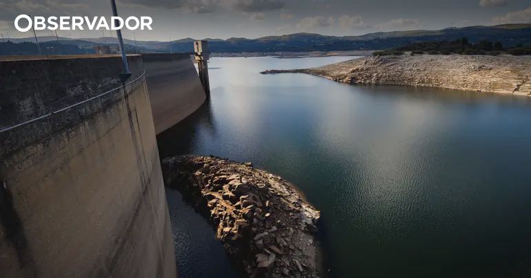 Solar flutuante no Alto Rabagão com luz verde ambiental – Observador