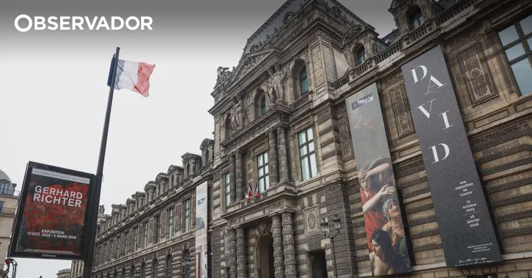 Mais duas pessoas acusadas no caso do roubo no Louvre – Observador