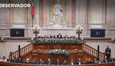 A sessão dos 50 anos do 25 de Novembro em imagens – Observador