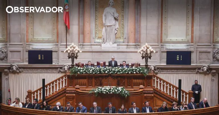 A sessão dos 50 anos do 25 de Novembro em imagens – Observador