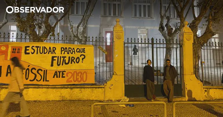 Alunos fecham Liceu Camões em protesto pelo fim ao fóssil – Observador