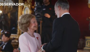 Rainha Sofia condecorada nos 50 anos da monarquia espanhola – Observador