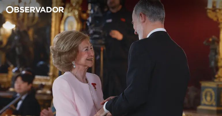 Rainha Sofia condecorada nos 50 anos da monarquia espanhola – Observador