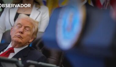 "Dozy Don". Fotos de Trump de olhos fechados geram polémica – Observador